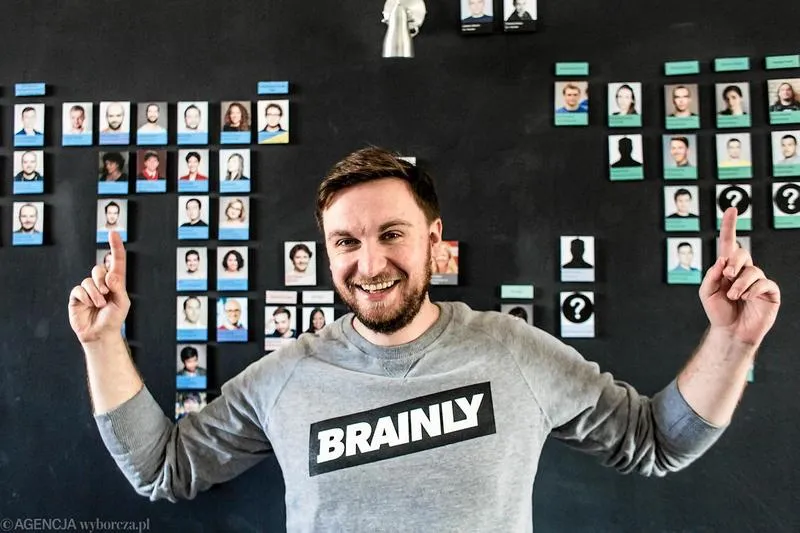 Co warto wiedzieć o pracy organicznej według Brainly?