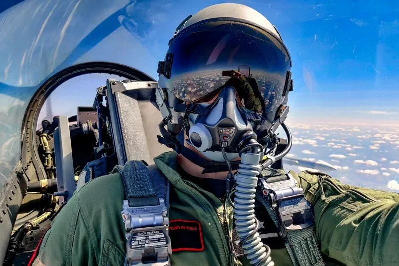 Kto i ile zarabia pilot myśliwca F-16? Odkrywamy tajemnice wynagrodzeń w lotnictwie wojskowym.