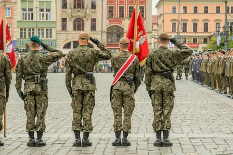 Zarobki marszałka Wojska Polskiego – ile można zarobić na tym stanowisku?
